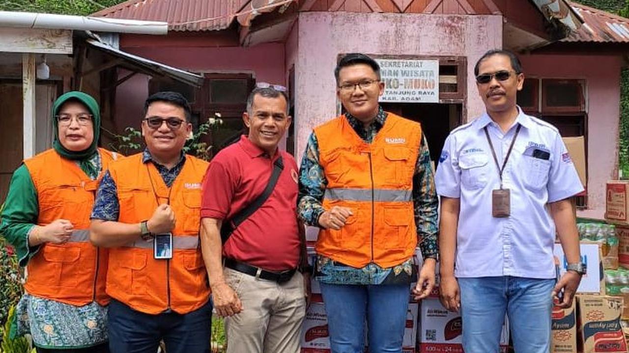 Dalam penyaluran bantuan, Insan BRILian (pekerja BRI) saling bahu membahu untuk turun langsung memberikan bantuan kepada masyarakat terdampak