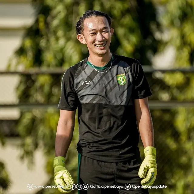 Potret Rivky Mokodompit Calon Kiper Persebaya Saat Berlatih