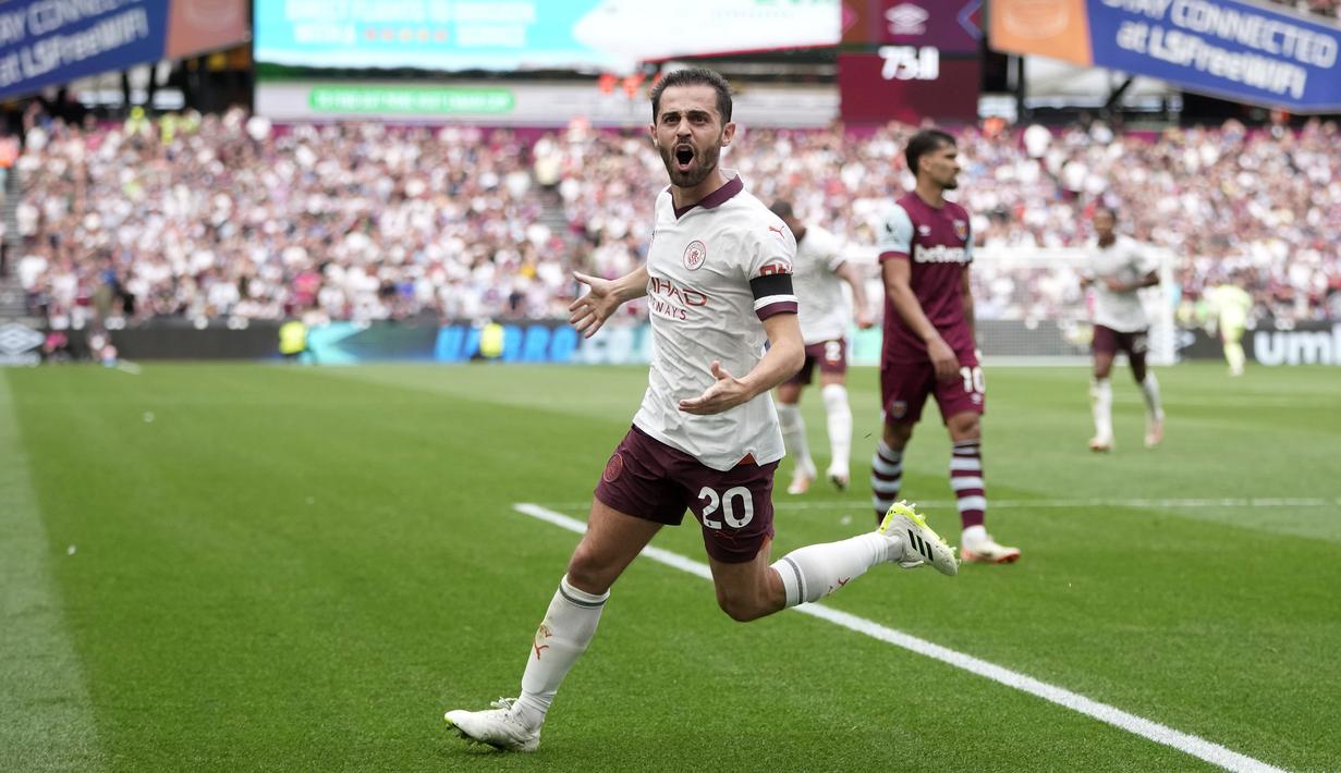 Gelandang Manchester City, Bernardo Silva merayakan gol yang dicetaknya ke gawang West Ham United untuk membawa timnya unggul 2-1 pada laga pekan kelima Premier League 2023/2024 di London Stadium, London, Sabtu (16/9/2023) malam WIB. (AP Photo/Kin Cheung)