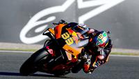 Pembalap Red Bull KTM Factory Racing, Brad Binder, menjadi yang tercepat pada sesi latihan bebas pertama (FP1) MotoGP Qatar yang digelar di Sirkuit Losail, Jumat (4/3/2022). (AFP/Jose Jordan)