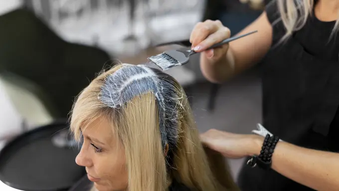 Kelebihan dan Kekurangan Mewarnai Rambut di Rumah VS di Salon (photo by freepik.com)