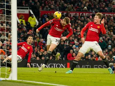 Pemain Manchester United Scott McTominay (tengah) mencetak gol ke gawang Chelsea pada pertandingan sepak bola Liga Inggris di Stadion Old Trafford, Manchester, Inggris, Rabu (6/12/2023). (AP Photo/Dave Thompson)