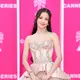 Penampilan memukau kembali ditunjukkan oleh Jisoo BLACKPINK saat menghadiri Cannes International Series Festival ke-9 pada 23 April waktu setempat. [@mtvuk].