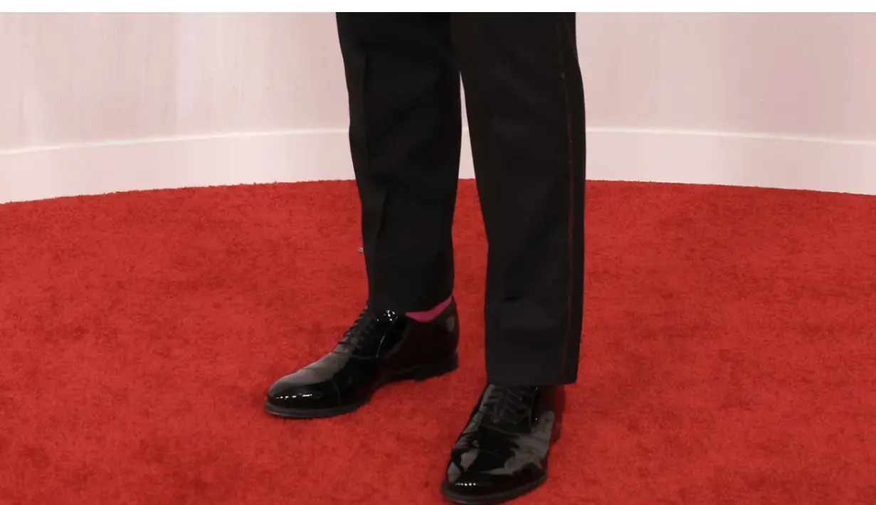 Melihat penampilannya yang lebih dekat, Ryan hadir dengankaos kaki pink yang mencuri perhatian. [Foto: instagram/ Ryan Gosling]