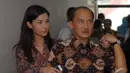 Nadya Mulya terus menemani ayahnya yang akan mendengarkan putusan hakim tentang perkara yang tengah dialami oleh ayahnya, Pengadilan Tipikor, Jakarta, Rabu (16/7/2014) (Liputan6.com/Miftahul Hayat)