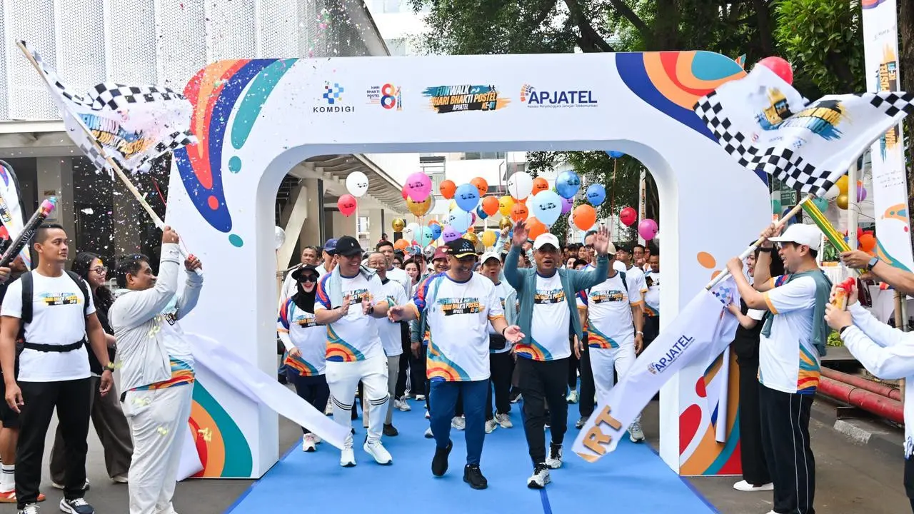 Apjatel menggelar Fun Walk Hari Bhakti Postel di Jakarta, Minggu (30/8/2026). Credit: Komdigi