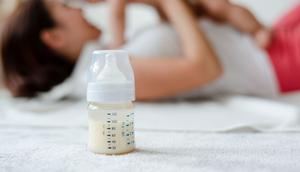 Paced feeding atau baby-led bottle feeding berbeda dari cara menyusui tradisional yang sering kali membuat susu mengalir terlalu cepat. Dengan metode ini, bayi didorong untuk mengatur sendiri kecepatan menyusunya. (foto/dok: freepik/rawpixel.com)