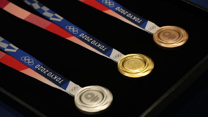 Medali Olimpiade Tokyo 2020 resmi diumumkan kepada publik saat seremoni untuk merayakan momen satu tahun jelang Olimpiade di Tokyo, Rabu (24/7/2019). Medali terbuat dari logam daur ulang yang dikumpulkan dari 6,21 juta alat elektronik yang disumbangkan dari seluruh bagian Jepang. (Behrouz MEHRI/AFP)