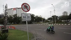 Rambu larangan terpasang di Jalan Medan Merdeka Barat, Jakarta, Selasa (9/1). Mahkamah Agung (MA) membatalkan Pergub DKI Jakarta larangan sepeda motor melintas di sepanjang Jalan MH Thamrin hingga Jalan Medan Merdeka Barat. (Liputan6.com/Arya Manggala)