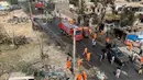 Petugas membersihkan lokasi ledakan di Kabul, Afghanistan, Rabu (9/9/2020). Ledakan itu menargetkan konvoi Wakil Presiden Afghanistan Amrullah Saleh. (AP Photo/Rahmat Gul)
