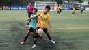 <p>Pemain SDN Kalisari 01, Clea Abelia (kanan) berebut bola dengan pemain SDN Mekarjaya 12, Syakira Olevia dalam laga final MilkLife Soccer Challange Jakarta 2025 kelompok umur 12 tahun di Kingkong Soccer Arena, Cijantung, Jakarta Timur pada Minggu (04/05/2025). (Bola.com/Bagaskara Lazuardi)</p>