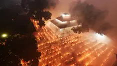 Umat Hindu berdoa selama festival puasa keagamaan Rakher Upobash di sebuah kuil di Distrik Narayanganj, pinggiran Dhaka, ibu kota Bangladesh, pada 7 November 2020. (Xinhua)