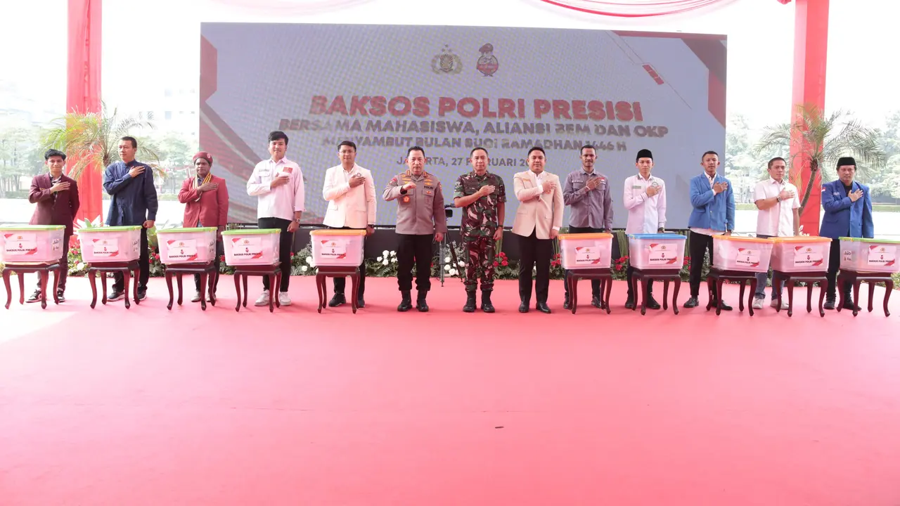 Kapolri Jenderal Listyo Sigit Prabowo menyalurkan paket bantuan sosial atau bansos dalam rangka menyambut Bulan Suci Ramadan 2025.