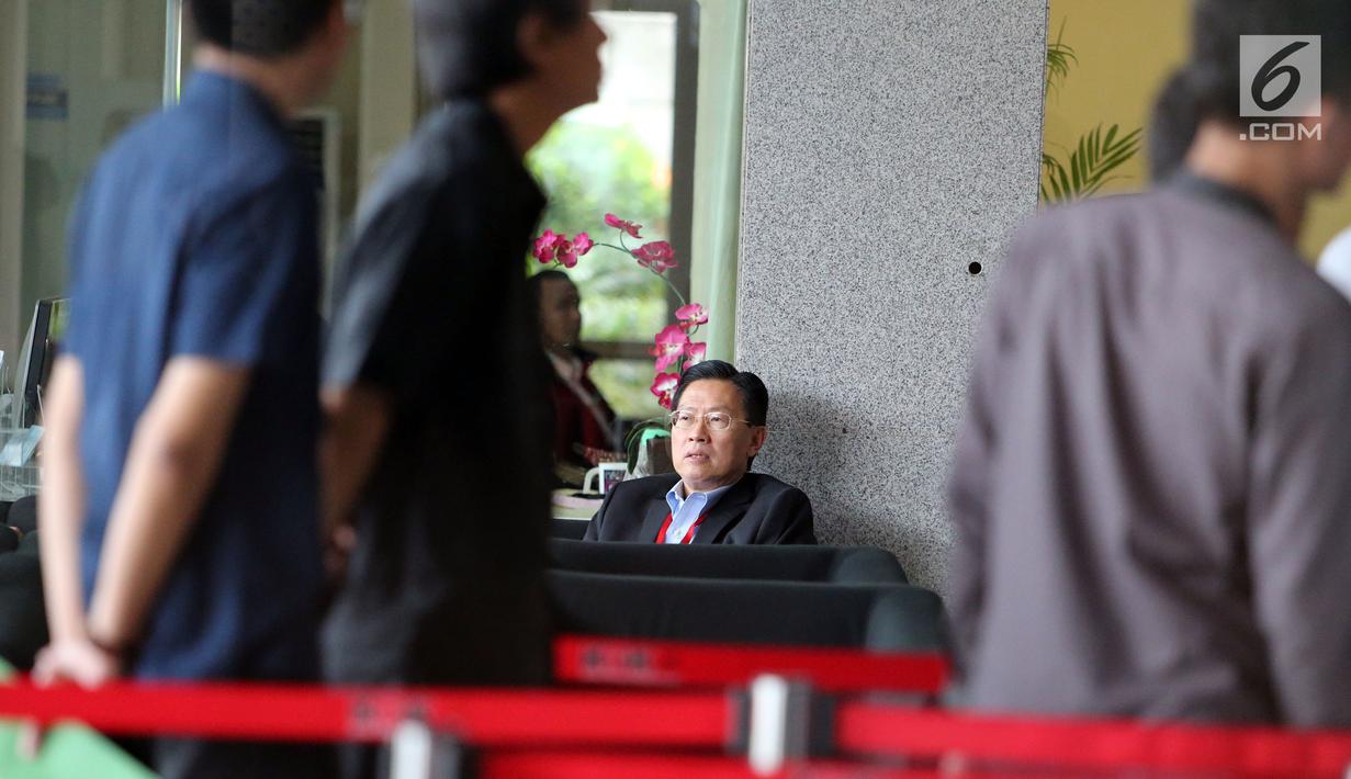 CEO Lippo Group James Riady (tengah) menunggu pemeriksaan di Gedung KPK, Jakarta, Selasa (30/10). James Riady diperiksa sebagai saksi terkait kasus suap perizinan proyek pembangunan Meikarta. (Merdeka.com/Dwi Narwoko)