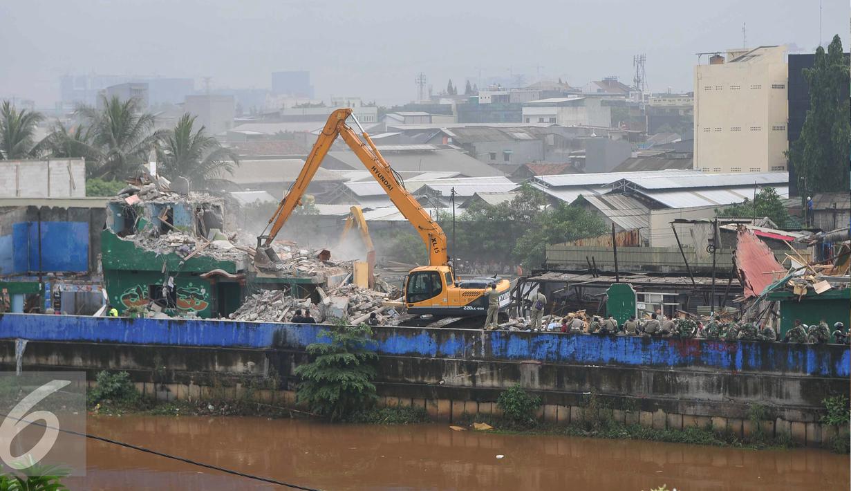 Petugas gabungan saat berjaga di kawasan prostitusi Kalijodo, Jakarta Utara, Senin (29/2). Puluhan bangunan di kawasan tersebut mulai rata dengan tanah serta menjadi tontonan warga. (Liputan6.com/Gempur M Surya)