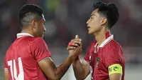 Pemain Timnas Indonesia U-23, Pratama Arhan Alif (kanan), merayakan golnya ke gawang Chinese Taipei U-23 bersama Muhammad Fajar Fathurrahman dalam pertandingan Grup K Kualifikasi Piala Asia U-23 2024 di Stadion Manahan, Solo, Sabtu (9/9/2023). (Bola.com/Arief Bagus)