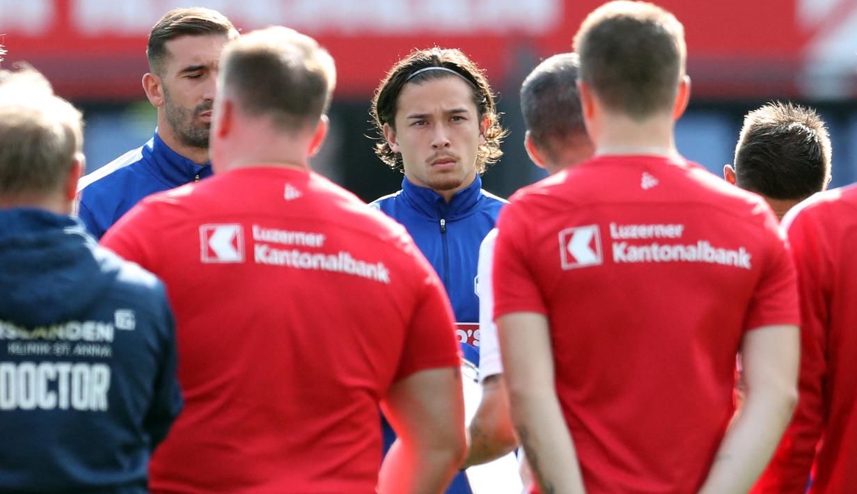 Karier sepak bola Wehrmann tidak lepas dari sosok keturunan Indonesia lain yakni Giovanni Van Bronckhorst. Eks pemain Timnas Belanda itu adalah pelatih tim senior Feyenorrd yang memberikan Wehrmann promosi ke tim utama. (AFP/ANP/Pieter Stam de Jonge)