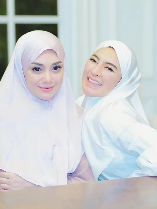 Makin rutin mengenakan hijab, Celine Evangelista kian panen pujian dari para penggemarnya. Terlebih ibu empat anak ini menuai doa dari netizen agar konsisten mengenakan hijabnya. (Liputan6.com/IG/@celine_evangelista).