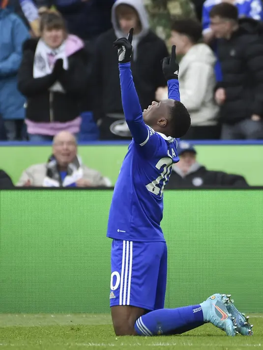 Pemain Leicester City, Patson Daka berselebrasi usai mencetak gol ke gawang Chelsea pada pertandingan lanjutan Liga Inggris di stadion King Power di Leicester, Inggris, Minggu (12/3/2023). Chelsea menang atas Leicester City dengan skor 3-1. (AP Photo/ Rui Vieira)