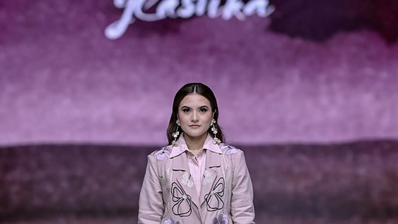 Potret Marsha Aruan Tampil Ultra Feminin dan Powerful dengan Blazer Bertabur Bunga di Runway JFW 2026