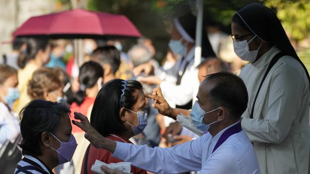 Warga Filipina Ramai-Ramai Peringati Rabu Abu