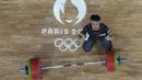 Selebrasi atlet angkat besi Indonesia, Rizki Juniansyah setelah berhasil mengangkat beban seberat 199 kg pada angkatan clean and jerk sekaligus memastikan merebut medali emas saat berlomba pada kelas 73 kg putra cabor angkat besi Olimpiade Paris 2024 di Paris Expo Porte de Versailles, Paris, Kamis (8/8/2024). (AP Photo/Dita Alangkara)