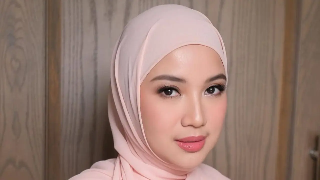 6 Inspirasi Gaya Hijab Chacha Frederica yang Stylish dan Modis