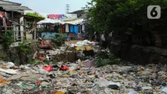Sodetan Kali Klender RT 02 Rw 17 yang terbengkalai, Jakarta Timur, Jakarta, Rabu (31/5/2023). Kondisi sodetan yang dibangun dari tahun 2005 itu kini dipenuhi oleh tumpukan sampah dan puing-puing batu dan kandang ayam. (merdeka.com/Imam Buhori)