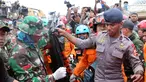 Tim SAR mengevakuasi jenazah korban gempa dari reruntuhan Masjid Jamiul Jamaah di Bangsal, Lombok Utara, Rabu (8/8). Berdasarkan kesaksian warga, diduga puluhan korban yang sedang melaksanakan pengajian tertimbun bangunan masjid. (AP/Tatan Syuflana)