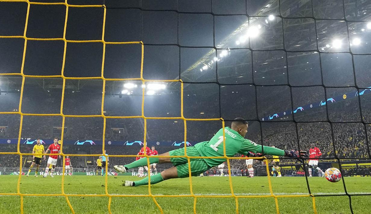 Pemain Borussia Dortmund, Jadon Sancho, mencetak gol ke gawang PSV Eindhoven pada laga leg kedua babak 16 besar Liga Champions di Stadion Signal Iduna Park, Rabu (13/3/2024). (AP Photo/Martin Meissner)
