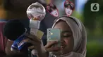 Penggemar berswafoto dengan aksesoris Park Jihoon di ICE BSD Hall 5, BSD, Tangerang Selatan, Sabtu (15/2/2020). Penyanyi asal Korsel, Park Jihoon menghadiri acara temu penggemar dan konser (fancon) dalam konser Park Jihoon Fancon Asia Tour 2020 in Jakarta. (Liputan6.com/Angga Yuniar)
