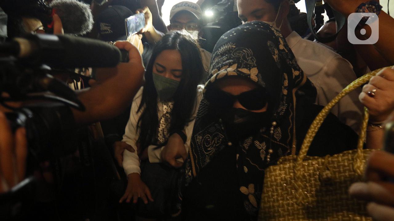 FOTO: Rachel Vennya Penuhi Panggilan Polisi Terkait Kabur Karantina