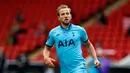 Penyerang Tottenham Hotspur, Harry Kane berselebrasi usai mencetak gol ke gawang Sheffield United pada pertandingan lanjutan Liga Inggris di Bramall Lane di Sheffield, Inggris (2/7/2020). Sheffield United menang telak 3-1 atas Tottenham. (Jason Cairnduff/Pool via AP)