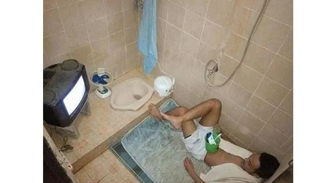 6 Aksi Kocak Cowok saat di Kamar Mandi Ini Bikin Tepuk Jidat
