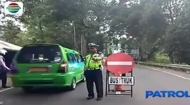 Jajaran Satuan Lalu Lintas Polres Bogor membuka jalur lalu lintas kawasan Puncak, Bogor, yang terdampak bencana tanah longsor Jumat 30 Maret sore.