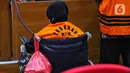 Salah satu dari 10 anggota DPRD Provinsi Jambi periode 2014-2019 memakai rompi oranye usai menjalani pemeriksaan di Gedung Merah Putih KPK, Jakarta, Selasa (10/1/2023). Sepuluh orang eks anggota DPRD tersebut telah ditetapkan status tersangka kasus suap pengesahan RAPBD Provinsi Jambi Tahun Anggaran 2017-2018. (Liputan6.com/Angga Yuniar)