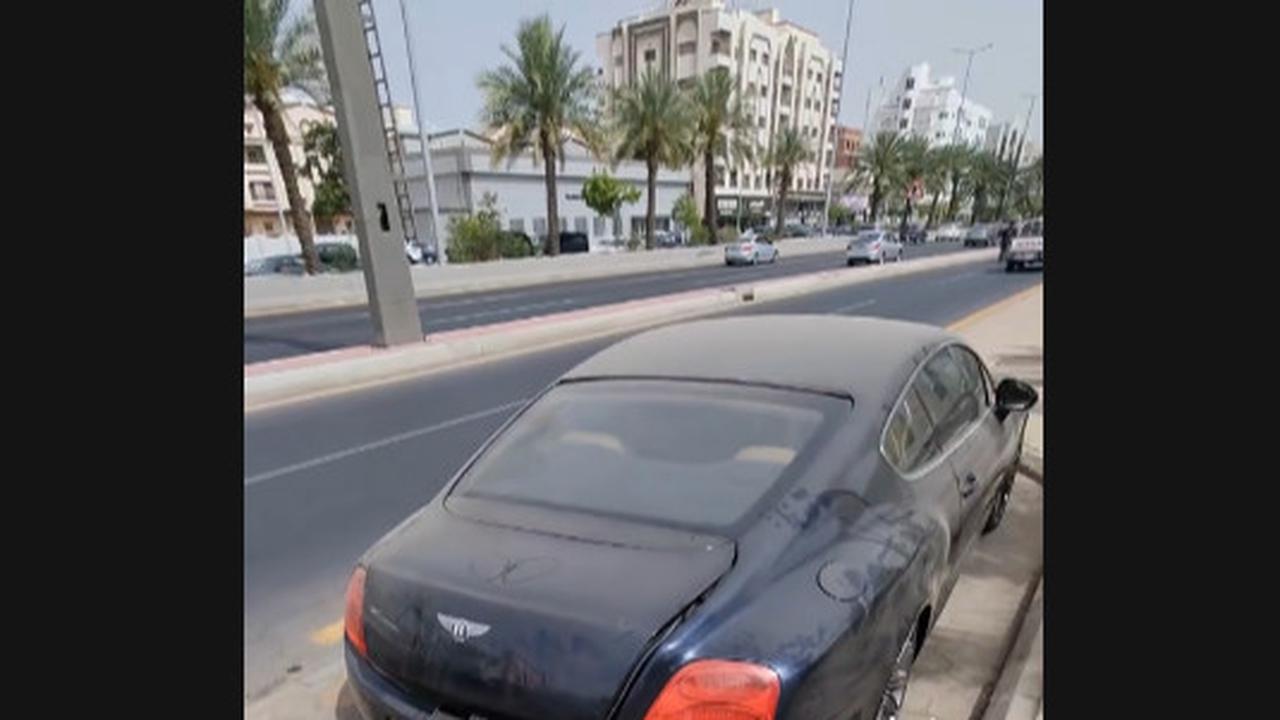 Orang Arab Seenaknya Tinggalkan Bentley Hingga Jaguar di Pinggir Jalan Sampai Bulukan
