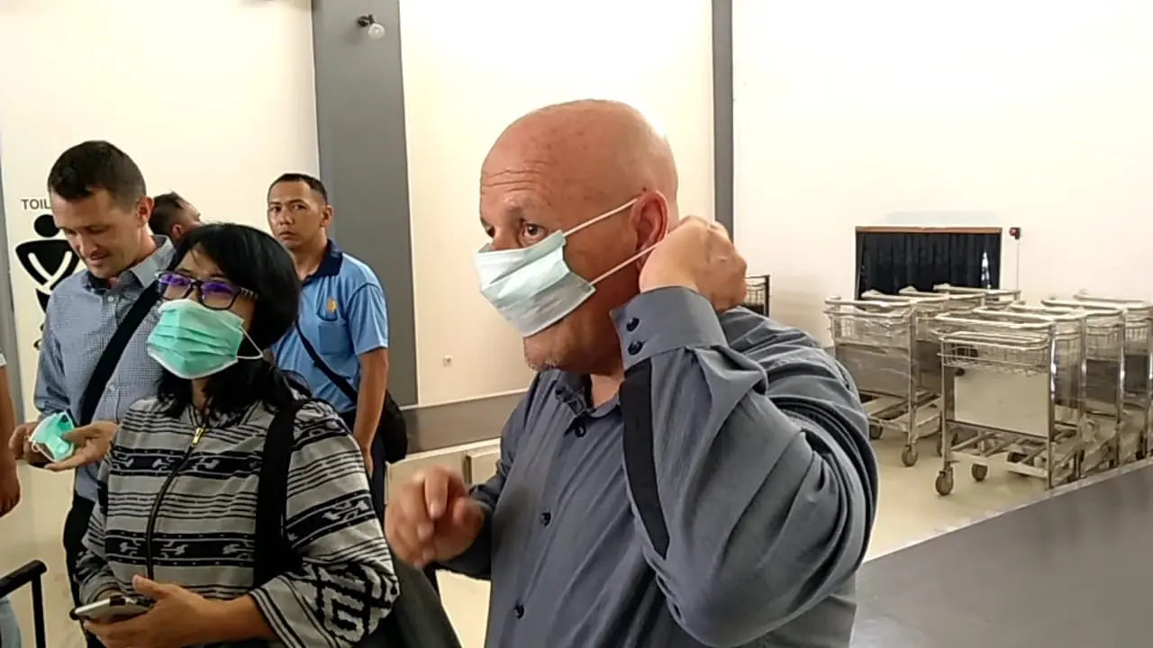 Untuk menghindari penyebaran virus Corona, beberapa penumpang asing mendapatkan masker gratis di Bandara Wiriadinata, Kota Tasikmalaya, Jawa Barat