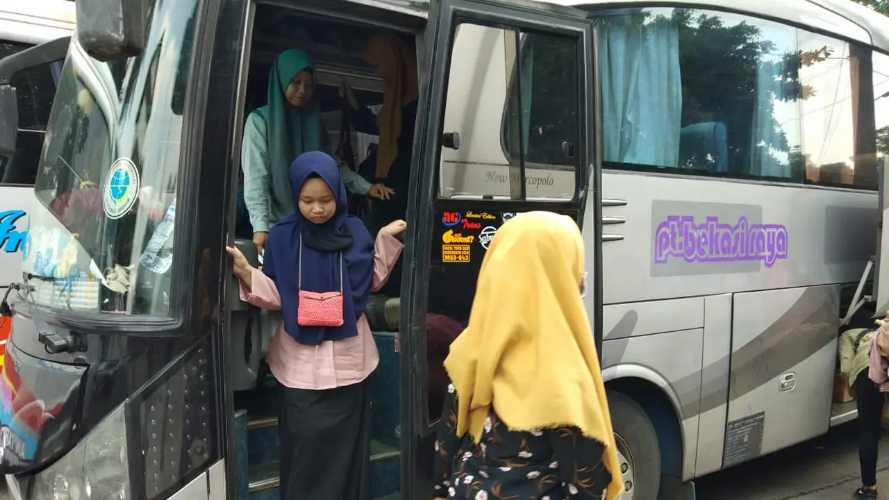 Pemudik di Kampung Rambutan
