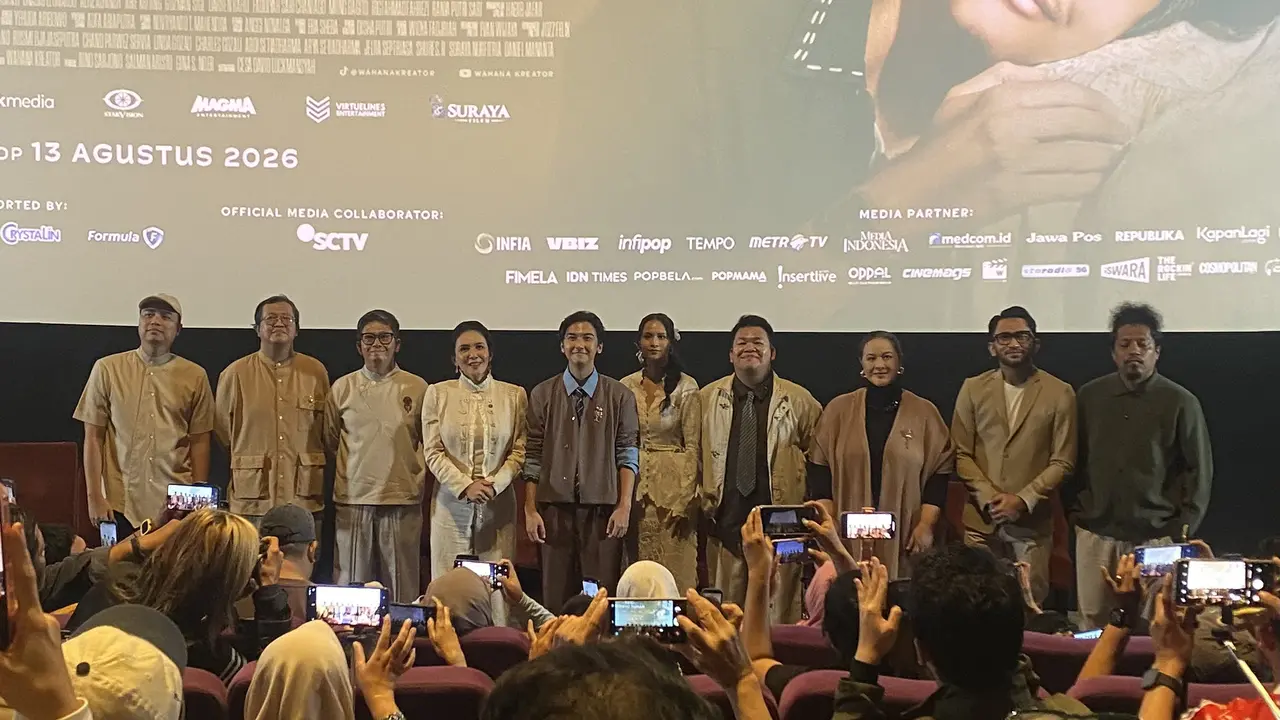 Para jajaran filmmaker dan pemain dalam konferensi pers film Seni Merayu Tuhan di Jakarta, Selasa (4/8/2026). (Liputan6.com/Nola Vemiliana)