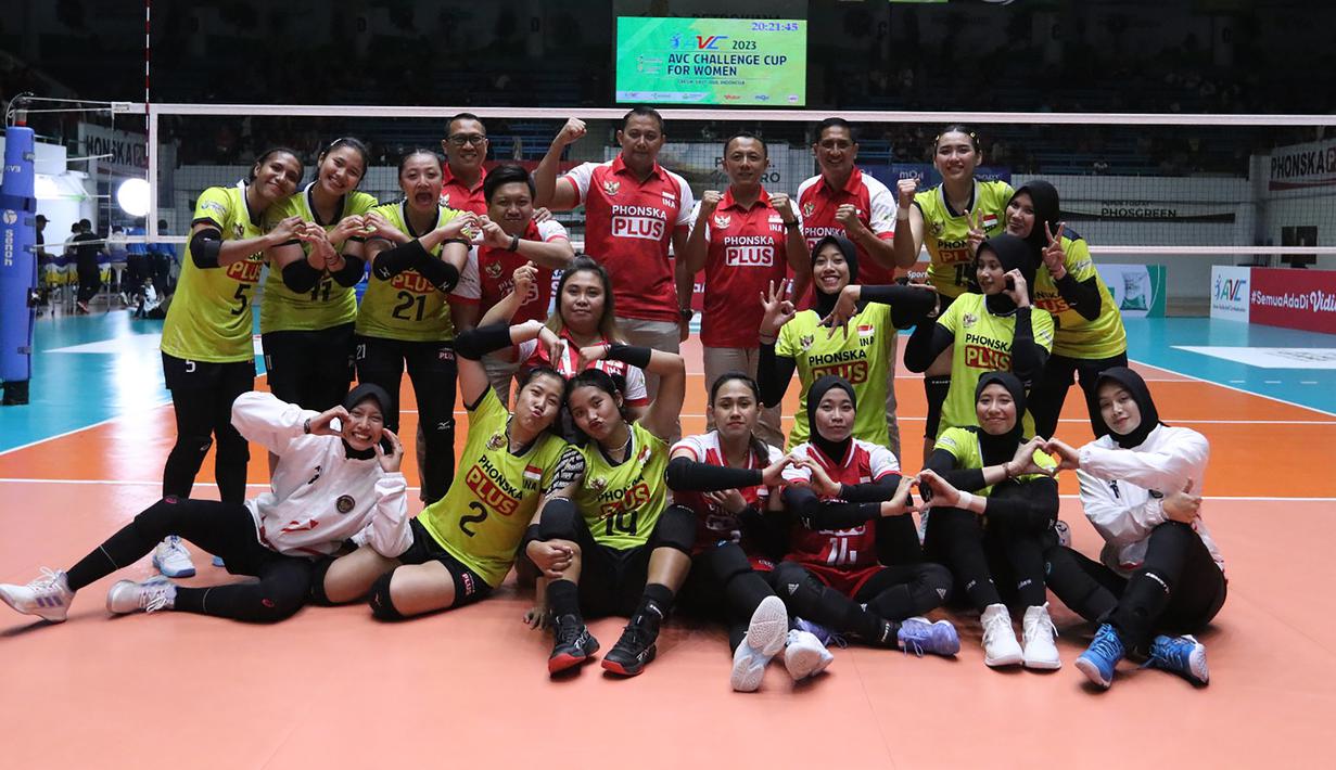 <p>Para pemain, pelatih dan tim ofisial Timnas bola voli putri Indonesia merayakan kemenangan atas India pada laga Grup E Babak 8 Besar Kejuaraan Bola Voli Putri AVC Challenge Cup 2023 di GOR Tri Dharma, Gresik, Jawa Timur, Jumat (23/6/2023). Indonesia menang 3-0 atas India (25-21, 25-15, 25-16) dan memastikan lolos ke semifinal sebagai juara Grup E. (Dok. PBVSI)</p>