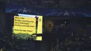 Informasi pada layar monitor terkait peristiwa ledakan pada bus tim  Dortmund ddi Signal Iduna Park, Dortmund, (11/4/2017). Laga perempatfinal Liga Champions akhirnya ditunda akibat ledakan pada bus tim Die Borussen. (AP/Bernd Thissen/dpa via AP)