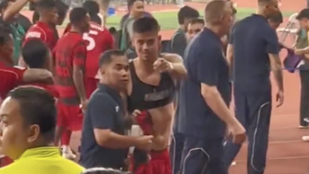 Cewek Cantik Hoki dan Senang Banget, Dapat Jersey Mees Hilgers Langsung Dicium 'Wanginya Segar’