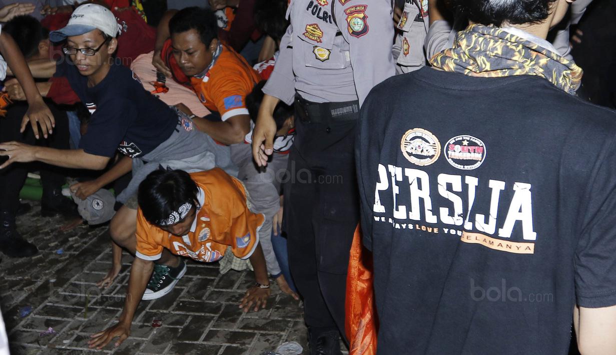 Para Jakmania terjatuh saat berusaha masuk stadion Patriot, Bekasi, Minggu (12/11/2017). Pertandingan terakhir Persija di Liga 1 2017 ini membuat antusias Jakmania semakin tinggi untuk datang menyaksikan laga. (Bola.com/ M Iqbal Ichsan)