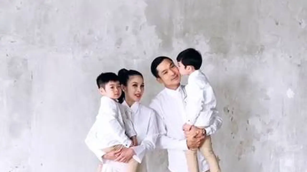 Tampil Kompak, Ini 7 Momen Pemotretan Sandra Dewi Bersama Keluarga Besar Moeis
