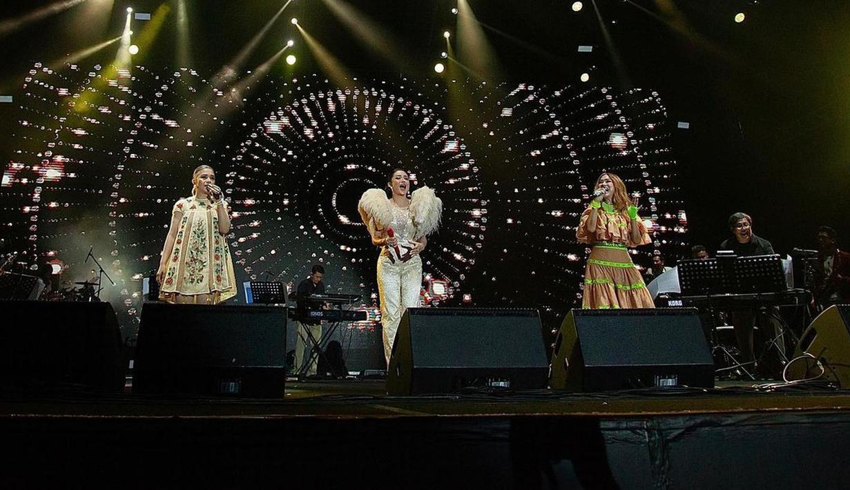 <p>Masih ada catatan menarik dari Synchronize Festival 2022. Sejumlah artis papan atas tampil di ajang musik yang digelar dari 7 sampai 9 Oktober 2022. Salah satu yang mencuri perhatian, kolaborasi Erwin Gutawa bersama 3 Diva. Urusan teknik vokal, Ruth Sahanaya, Titi DJ, dan Krisdayanti tak perlu disangsikan lagi. Soal aransemen, serahkan pada sang maestro, Erwin Gutawa. (Foto: Dok. Instagram @eg.erwingutawa)</p>