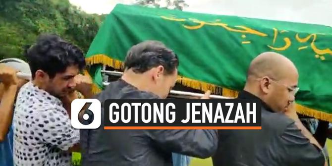 VIDEO: Reza Rahadian Gotong Keranda Jenazah Ashraf Sinclair