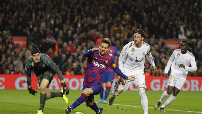 Striker Barcelona Lionel Messi mencoba mengontrol bola usai melewati bek Real Madrid Sergio Ramos dalam duel El Clasico Liga Spanyol di Camp Nou, Kamis (19/12/2019) dini hari WIB.(AP Photo/Emilio Morenatti)