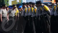 Sejumlah aparat kepolisian saat mengikuti apel kesiapan pergeseran pasukan dan simulasi pengamanan TPS pada operasi mantap Brata Jaya 2014, di Lapangan Polda Metro Jaya, Jakarta, Senin (7/4/2014) (Liputan6.com/Andrian M Tunay).