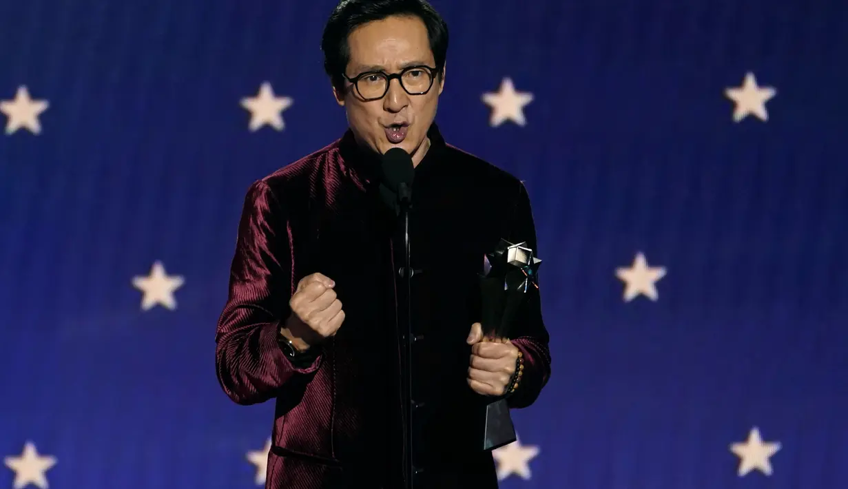 Ke Huy Quan menerima penghargaan sebagai aktor pendukung terbaik untuk Film “Everything Everywhere All at Once” pada Critics Choice Awards tahunan ke-28 di The Fairmont Century Plaza Hotel di Los Angeles pada 15 Januari 2023. Di nominasi Piala Oscar, Quan akan melawan Brendan Gleeson dalam film The Banshees of Inisherin, Brian Tyree Henry dalam Causeway, Judd Hirsch dalam The Fabelmans, dan Barry Keoghan dalam The Banshees of Inisherin.
 (AP/Chris Pizzello)